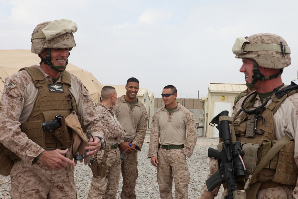 3rd MAW CG visits Marines and Sailors for Thanksgiving