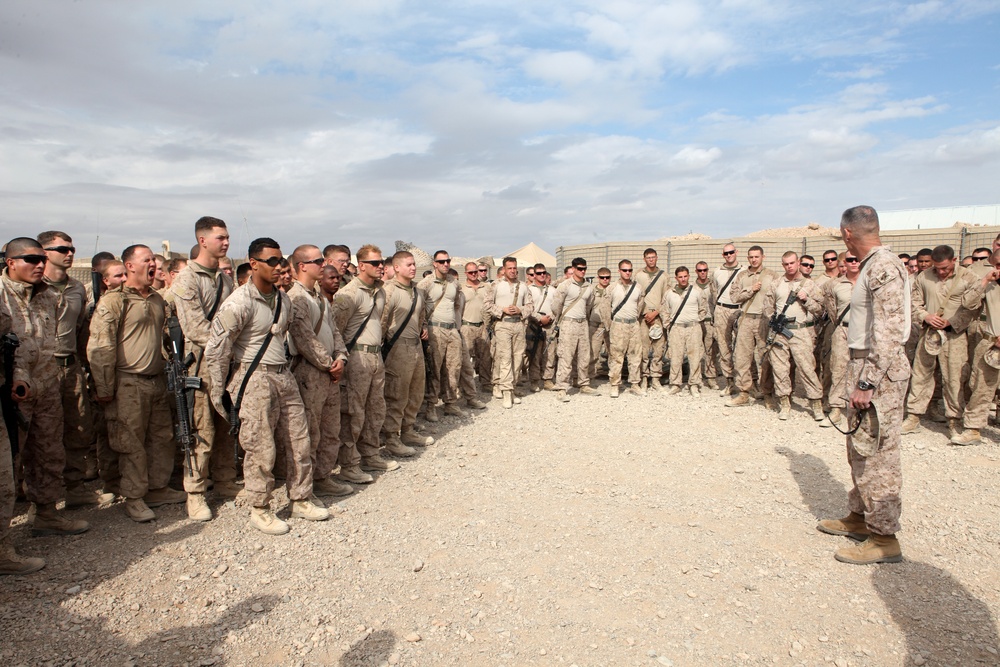 3rd MAW CG visits Marines and Sailors for Thanksgiving