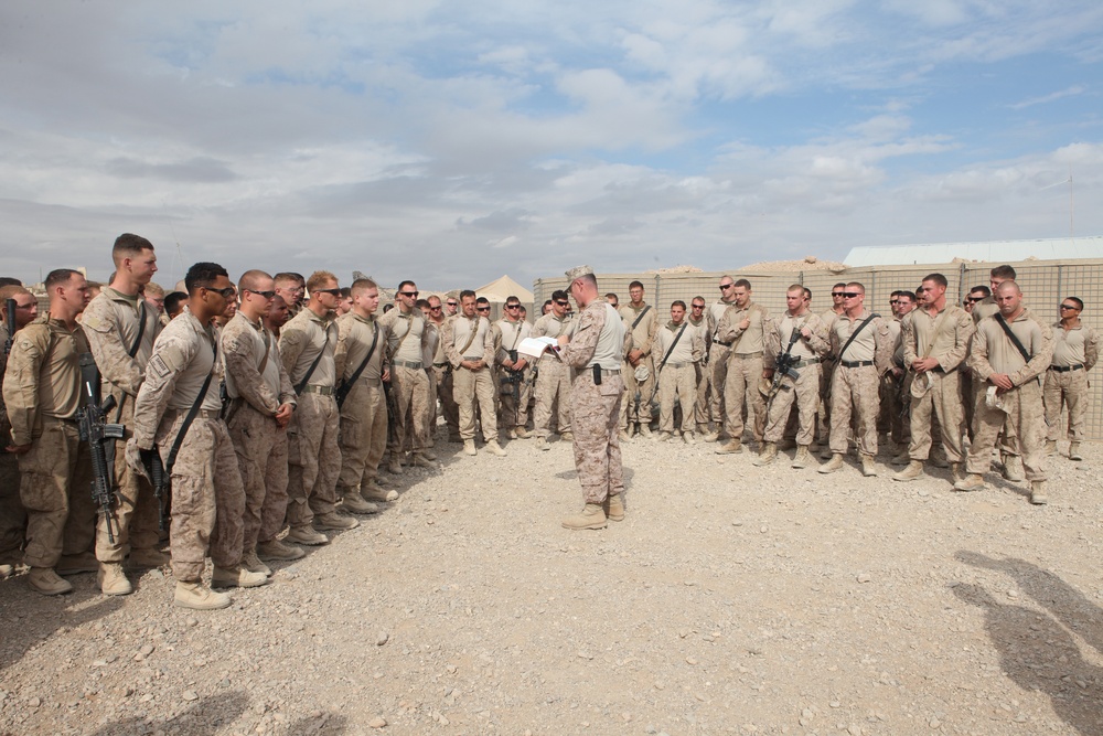 3rd MAW CG visits Marines and Sailors for Thanksgiving