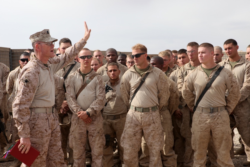 3rd MAW CG visits Marines and Sailors for Thanksgiving