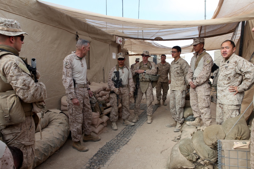 3rd MAW CG visits Marines and Sailors for Thanksgiving