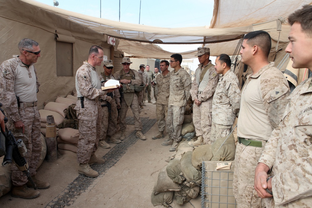 3rd MAW CG visits Marines and Sailors for Thanksgiving