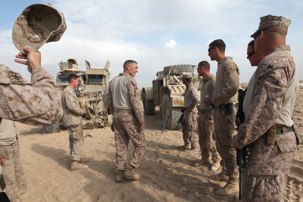 3rd MAW CG visits Marines and Sailors for Thanksgiving