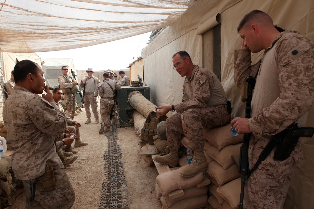 3rd MAW CG visits Marines and Sailors for Thanksgiving