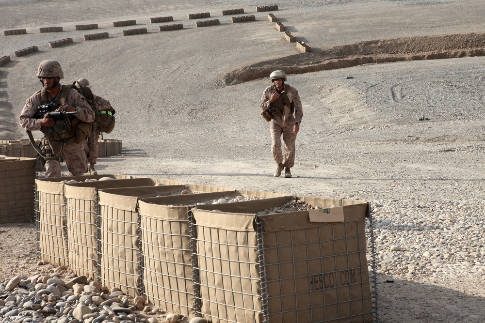 3rd MAW CG visits Marines and Sailors for Thanksgiving