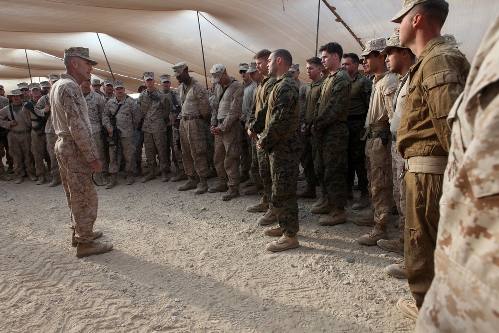 3rd MAW CG visits Marines and Sailors for Thanksgiving