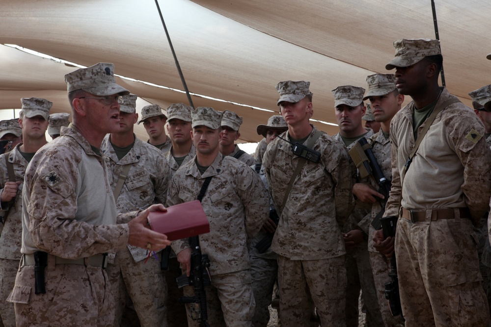 3rd MAW CG visits Marines and Sailors for Thanksgiving