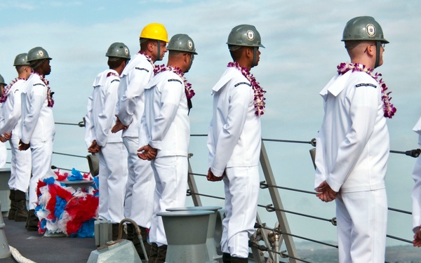 USS Michael Murphy arrives at its homeport