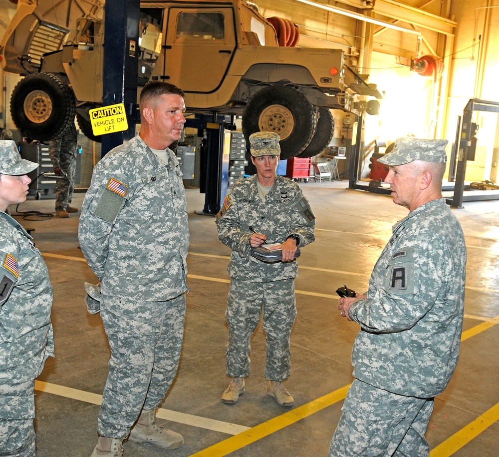 402nd FA, 5th AR host First Army commander's visit