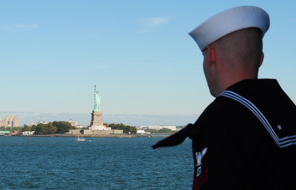 USS Michael Murph passes Statue of Liberty