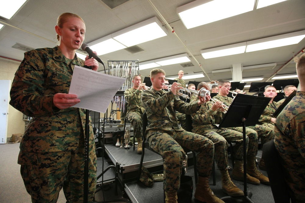 Band tunes up for holiday concert