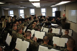 Band tunes up for holiday concert