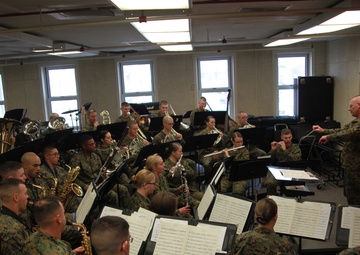 Band tunes up for holiday concert