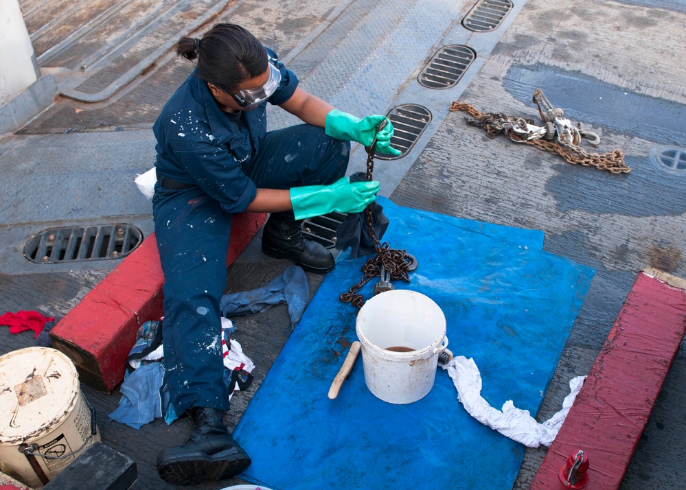USS Gunston Hall sailors at work
