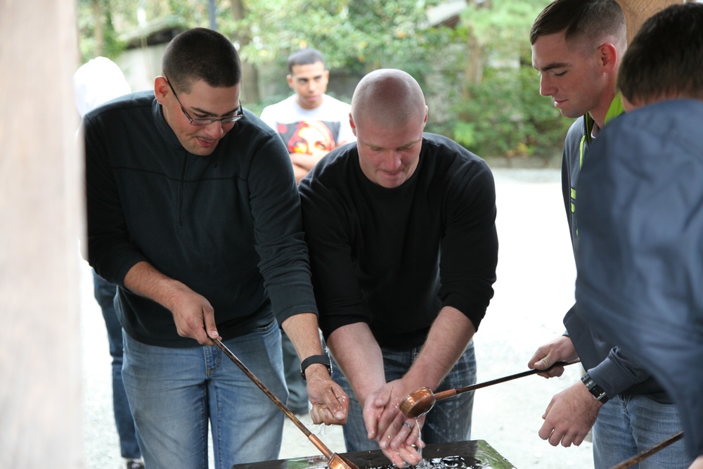 Marines, sailors explore cultural sites near Fuji