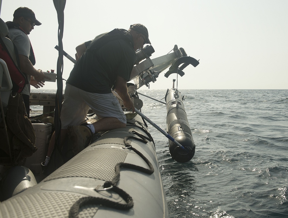 Underwater unmanned vehicle launch