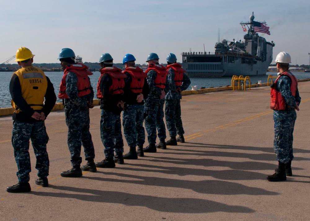 USS Fort McHenry homecoming