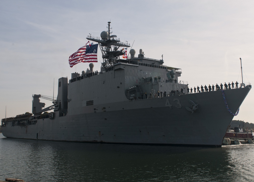 USS Fort McHenry homecoming