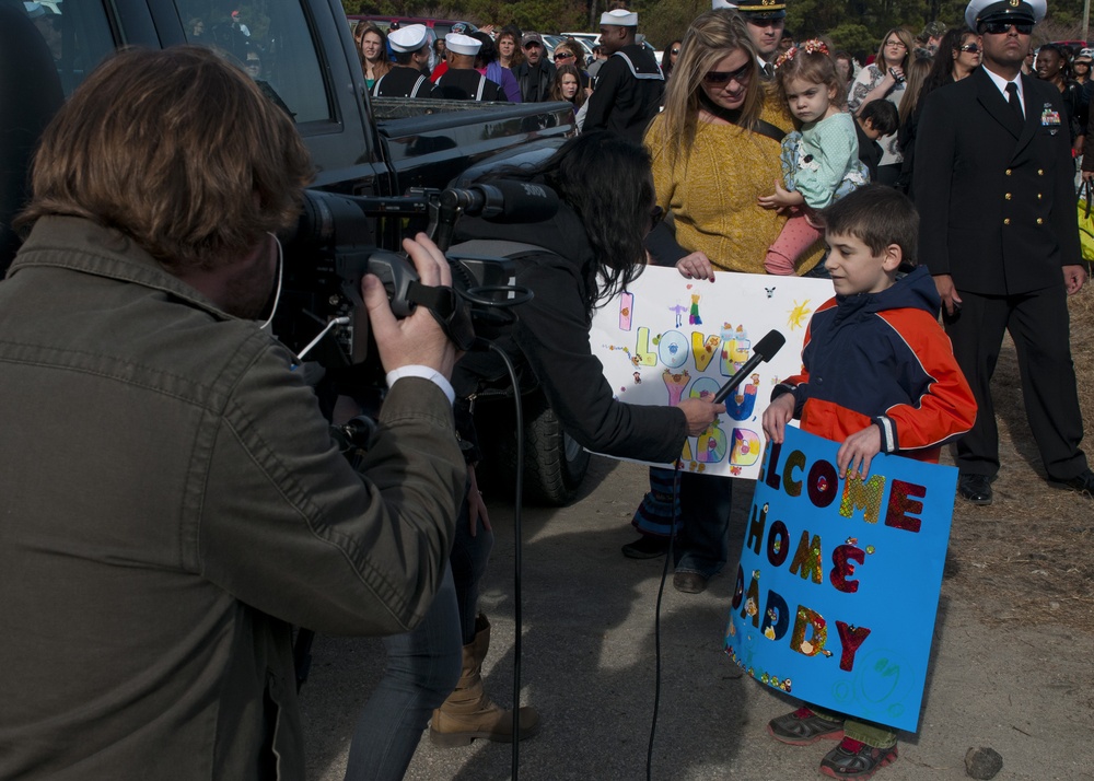 USS Fort McHenry homecoming