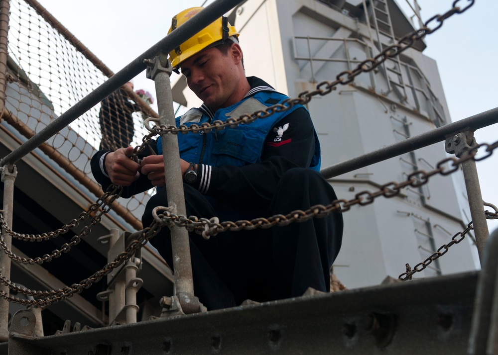 USS Fort McHenry homecoming