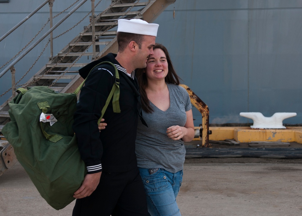 USS Fort McHenry homecoming