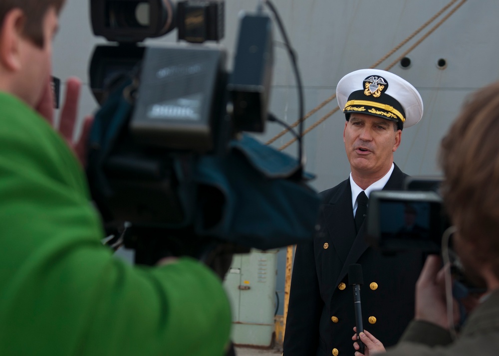 USS Fort McHenry homecoming