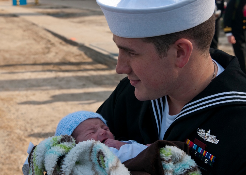 USS Fort McHenry homecoming