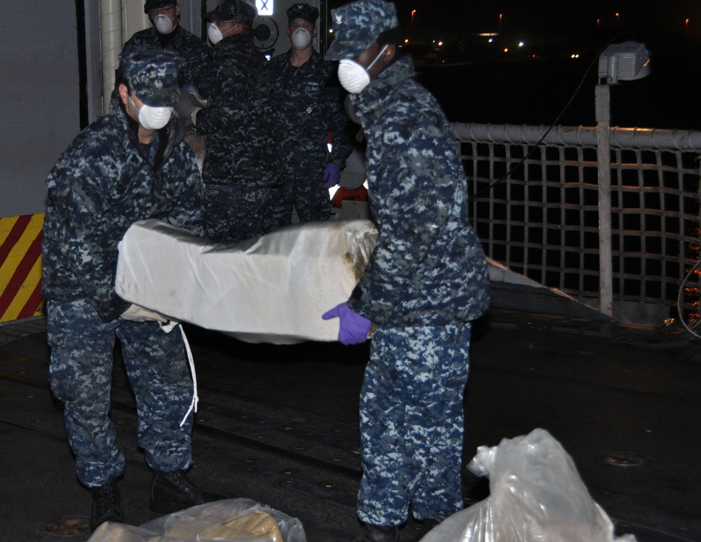 DVIDS - Images - USS Carr crew offloads seized drugs [Image 3 of 3]