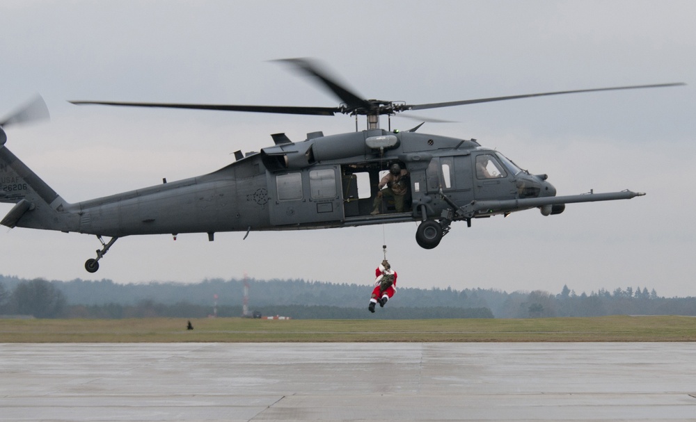 Santa trades sleigh for helicopter, ditches elves for Airmen