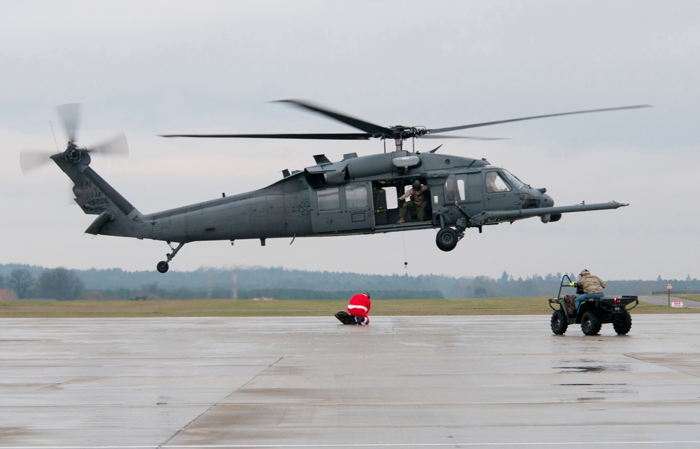 Santa trades sleigh for helicopter, ditches elves for Airmen