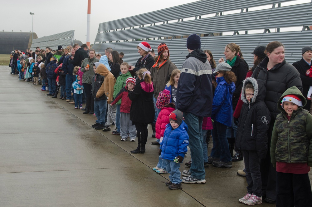 Santa trades sleigh for helicopter, ditches elves for Airmen