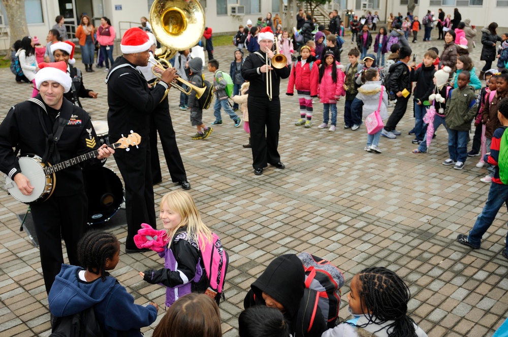 US 7th Fleet band's Christmas performance