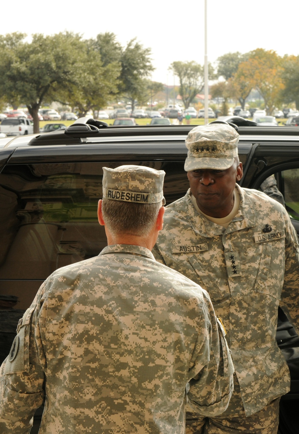 ARSOUTH commanding general greets VCSA