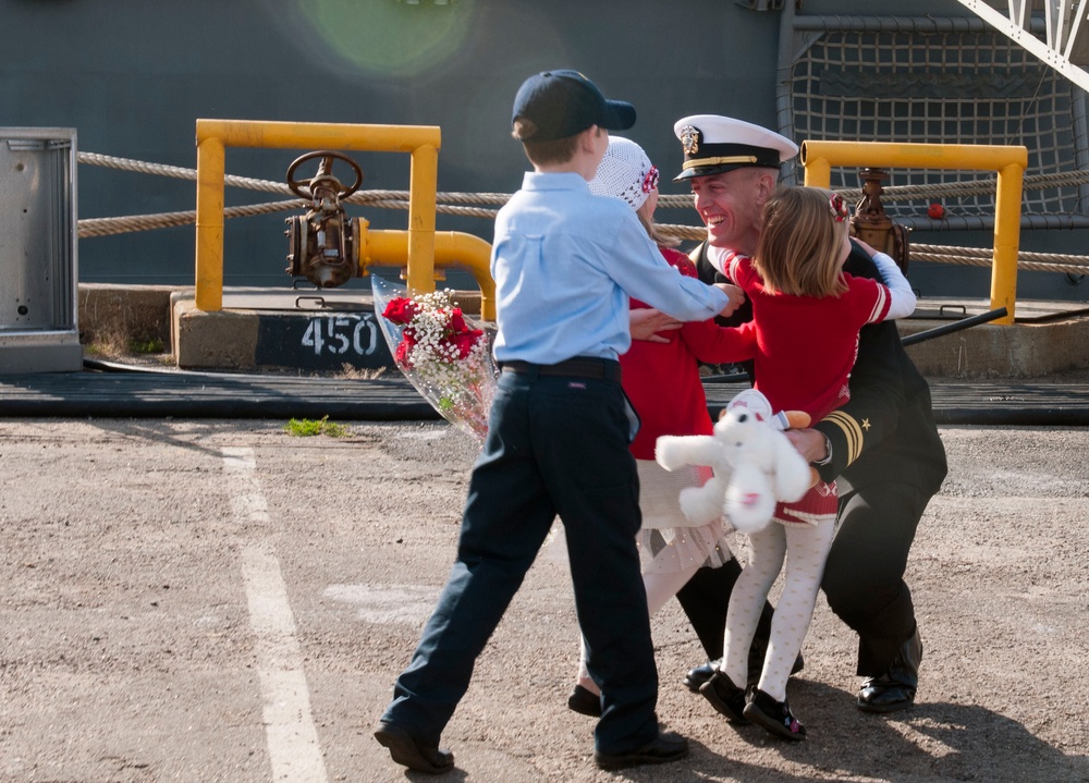 USS Carr (FFG 52) return to home port