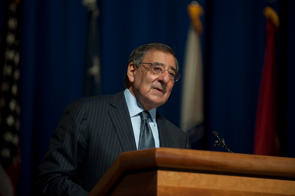 Panetta visits Walter Reed