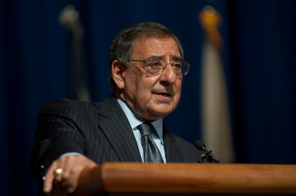 Panetta visits Walter Reed