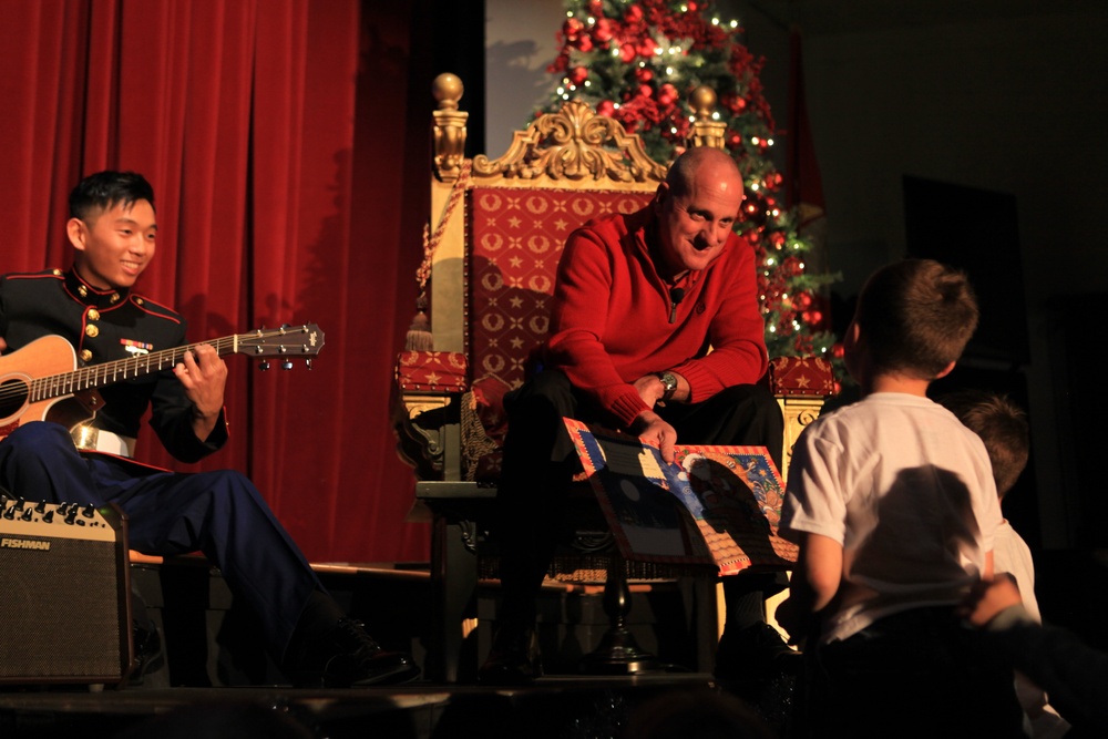 Bringing in holiday spirit with 3rd Marine Aircraft Wing Band