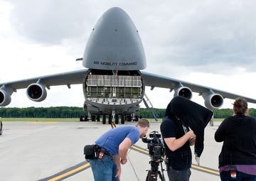 TLC's 'Cake Boss' at Dover AFB