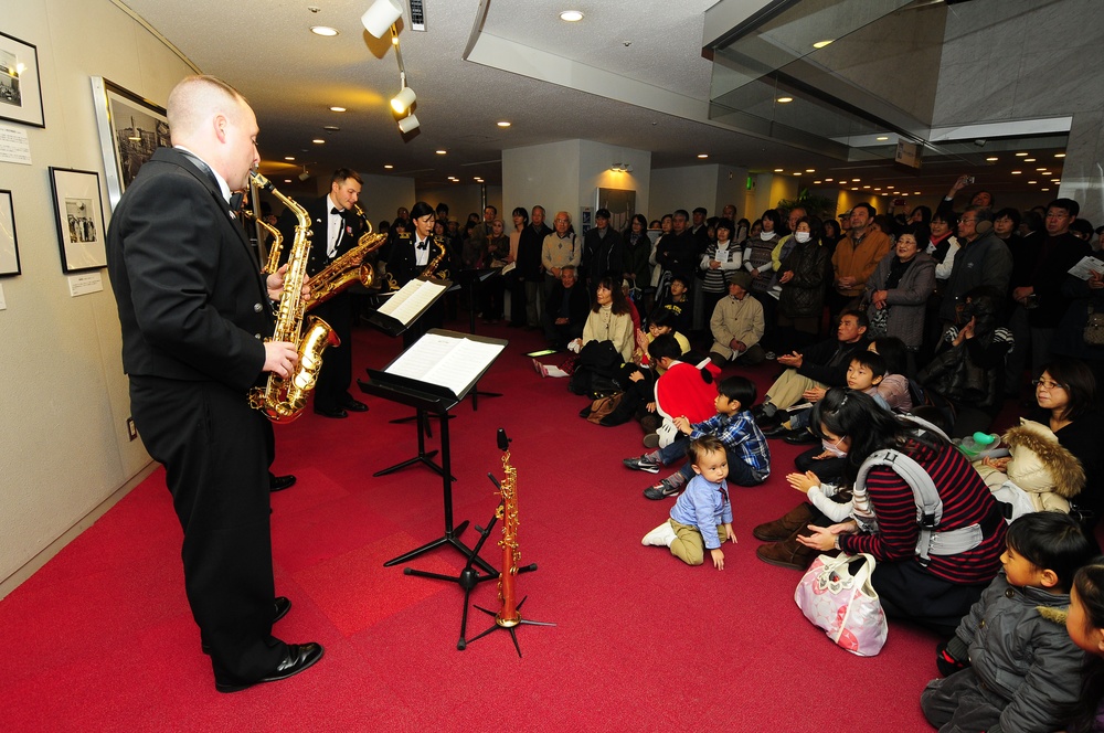 US 7th Fleet band performs yuletide concert in Yokosuka