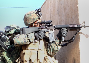 Infantry Immersion Trainer shows realism of combat to Marines, Singaporean guardsmen during Valiant Mark