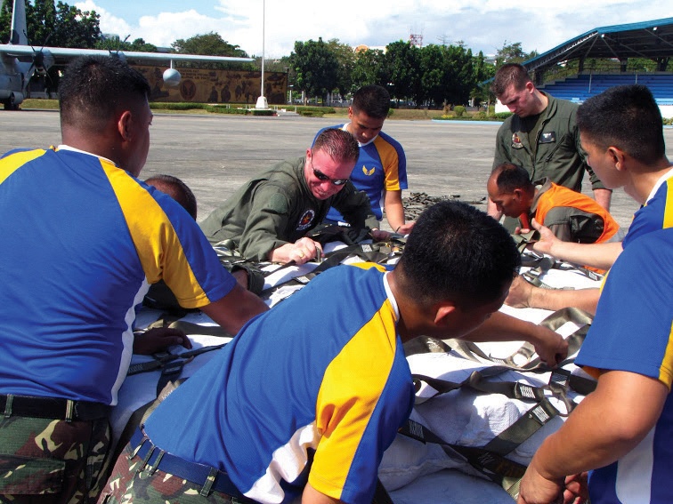 Marines provide disaster relief in Philippines
