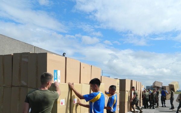 Marines provide support to relief efforts in Philippines