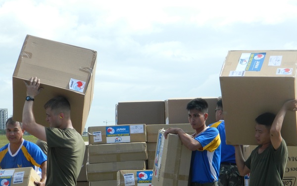 Marines provide support to disaster relief in Philippines