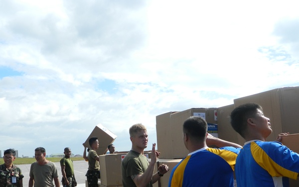 Marines provide support to disaster relief in Philippines