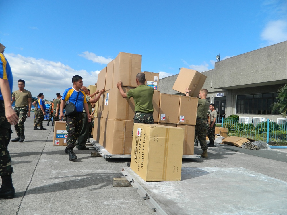 Marines provide support to disaster relief in Philippines