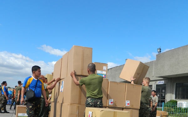 Marines provide support to disaster relief in Philippines