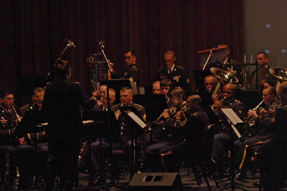 Ist Cavalry Division Band treats Fort Hood community to holiday sounds