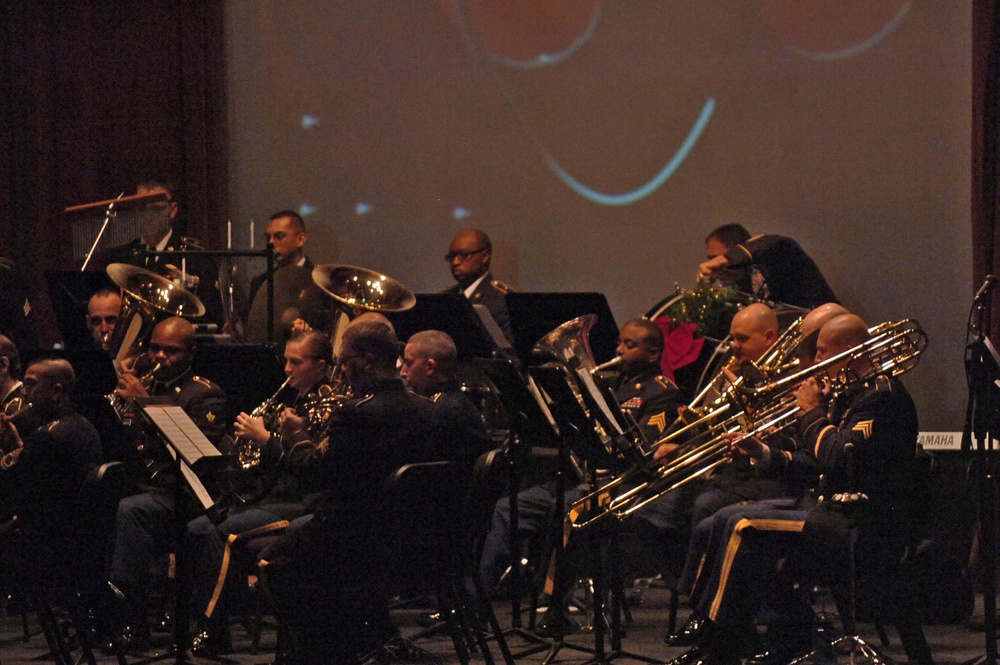 1st Cavalry Division Band treats Fort Hood community to holiday sounds
