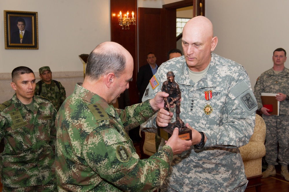 Army chief of staff visits Colombia