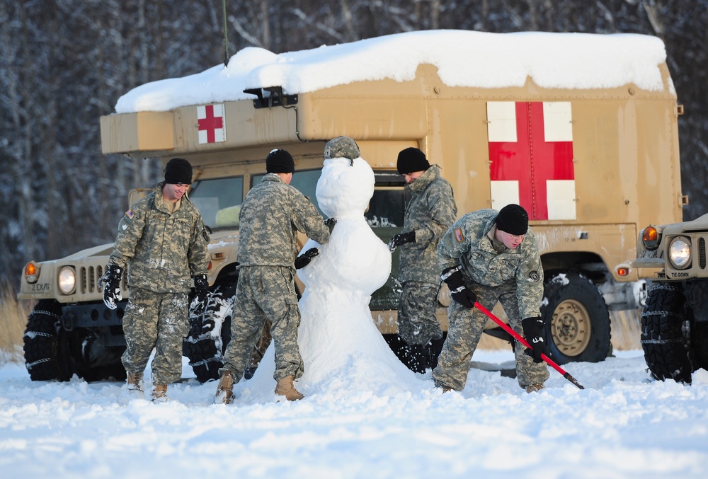 Paratroopers build a snow battle buddy